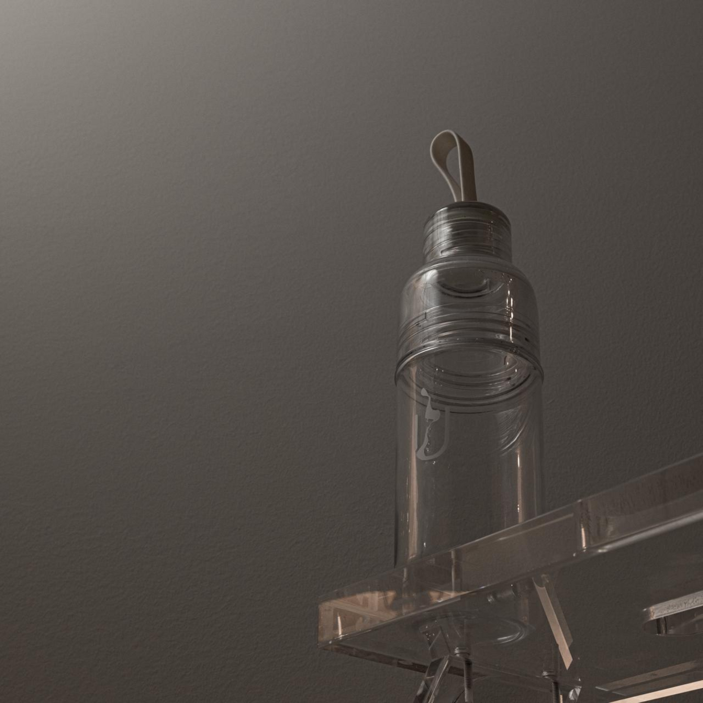 Suna Shaker Bottle – BPA-free dual-chamber protein shaker with twist-to-release powder compartment