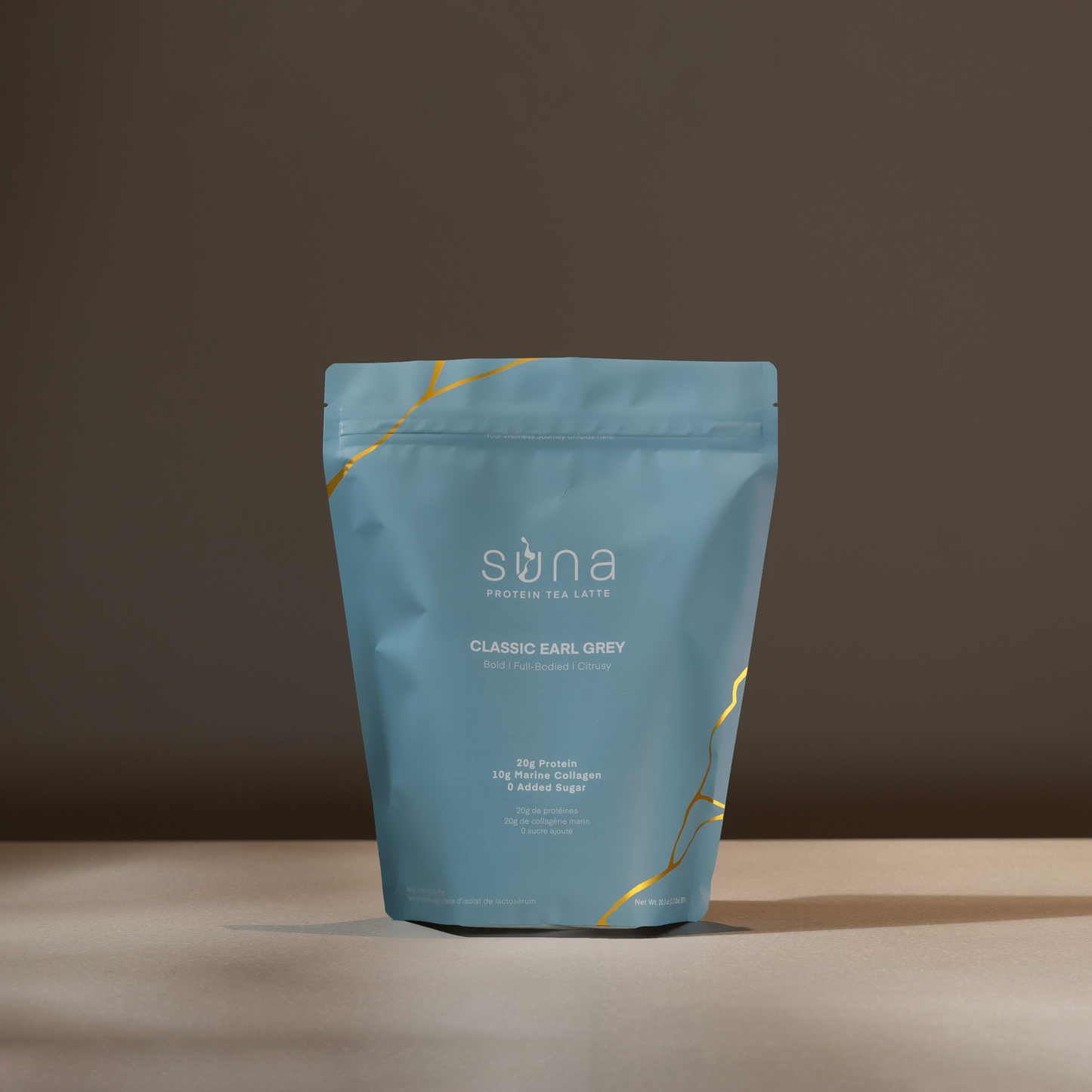 High-protein Earl Grey latte with marine collagen – elegant flat lay of tea in glass