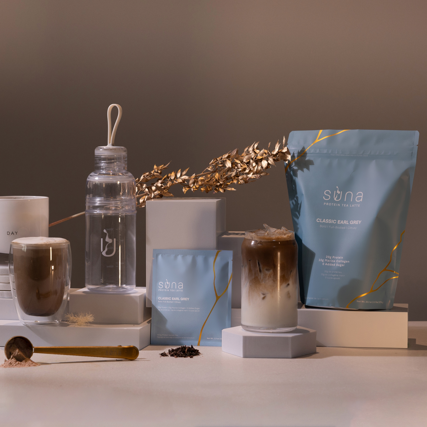 Earl Grey Protein Tea Latte with collagen and bergamot – creamy black tea blend in ceramic cup