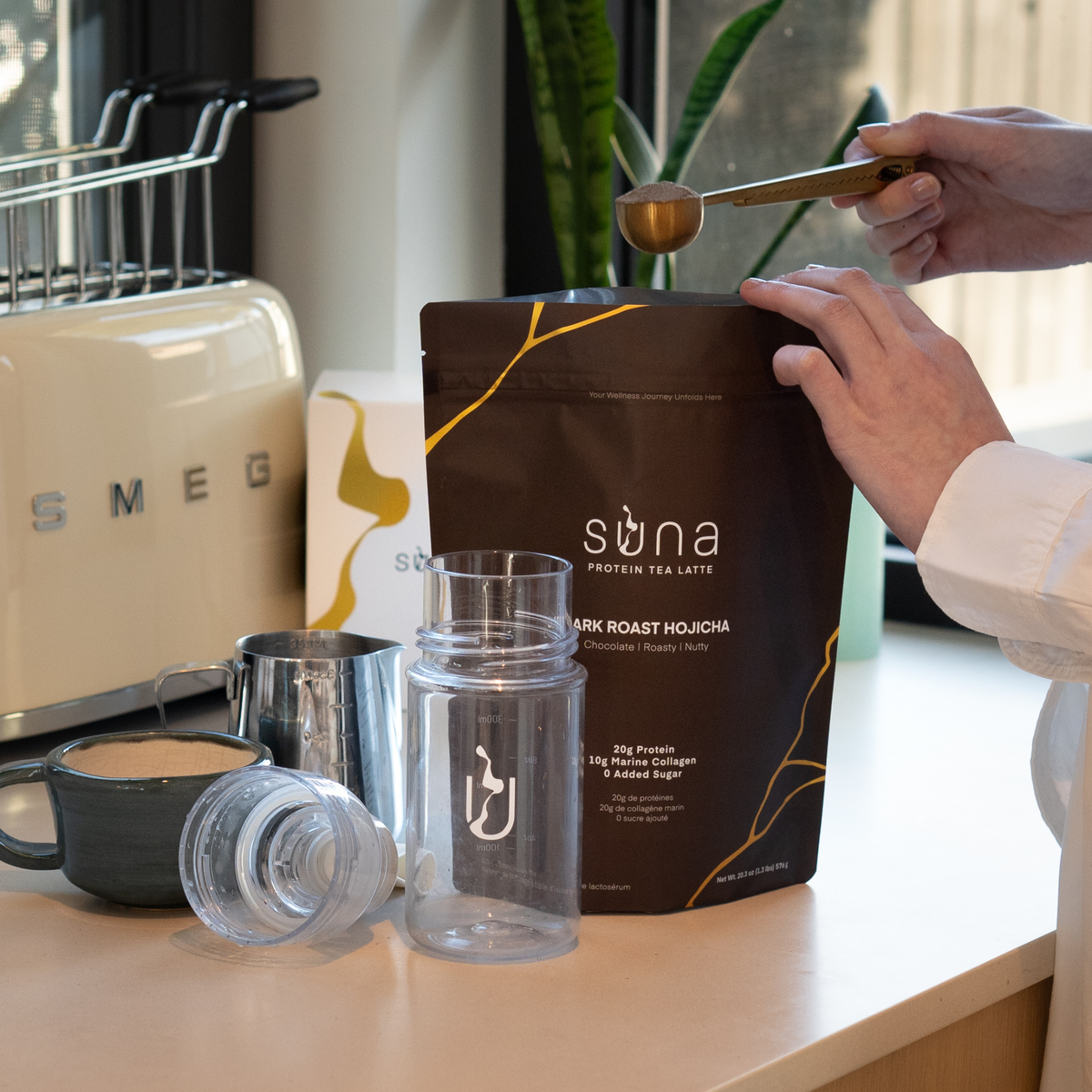 Reusable clip-on scoop for Suna protein tea latte – 4 scoops per serving, mess-free measuring