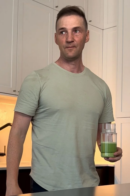 Person holding a Suna tea latte featuring Earl Grey tea and protein for a nourishing boost.